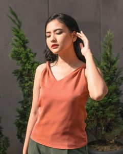 QianLu Tassel Flower Button Top 525498