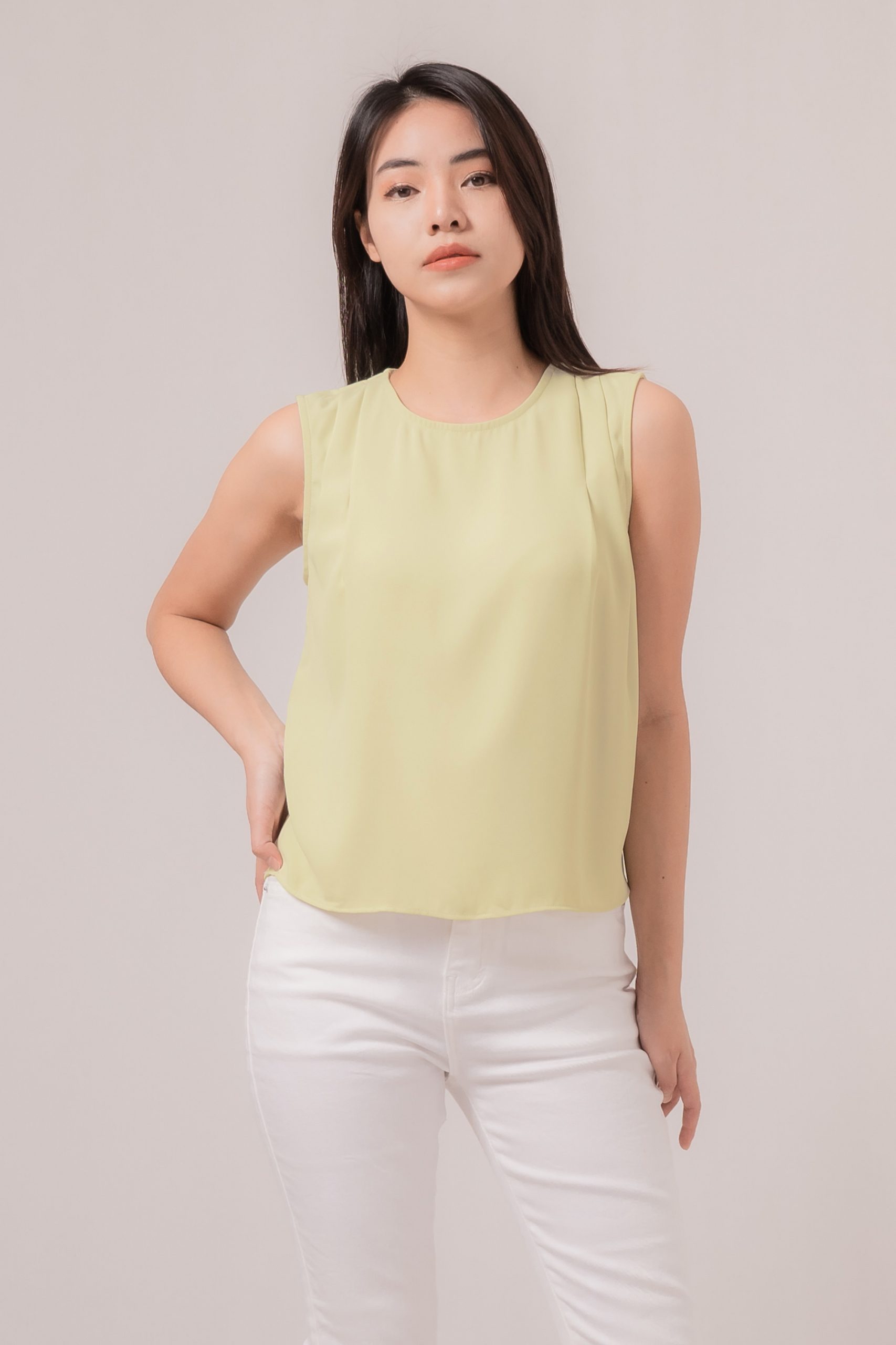Yolla Sleeveless Collared Top 125